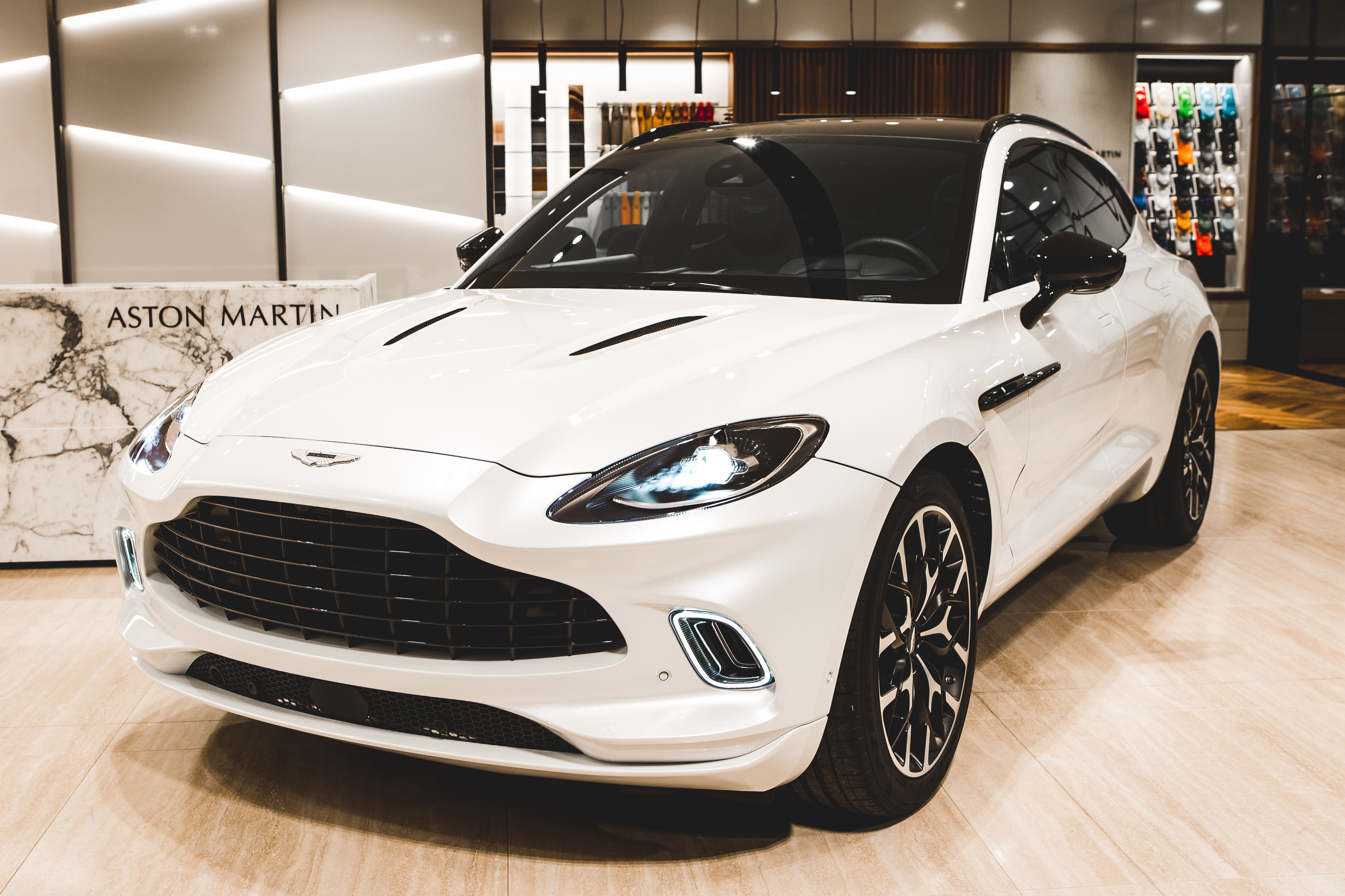 Aston Martin DBX 4.0 V8