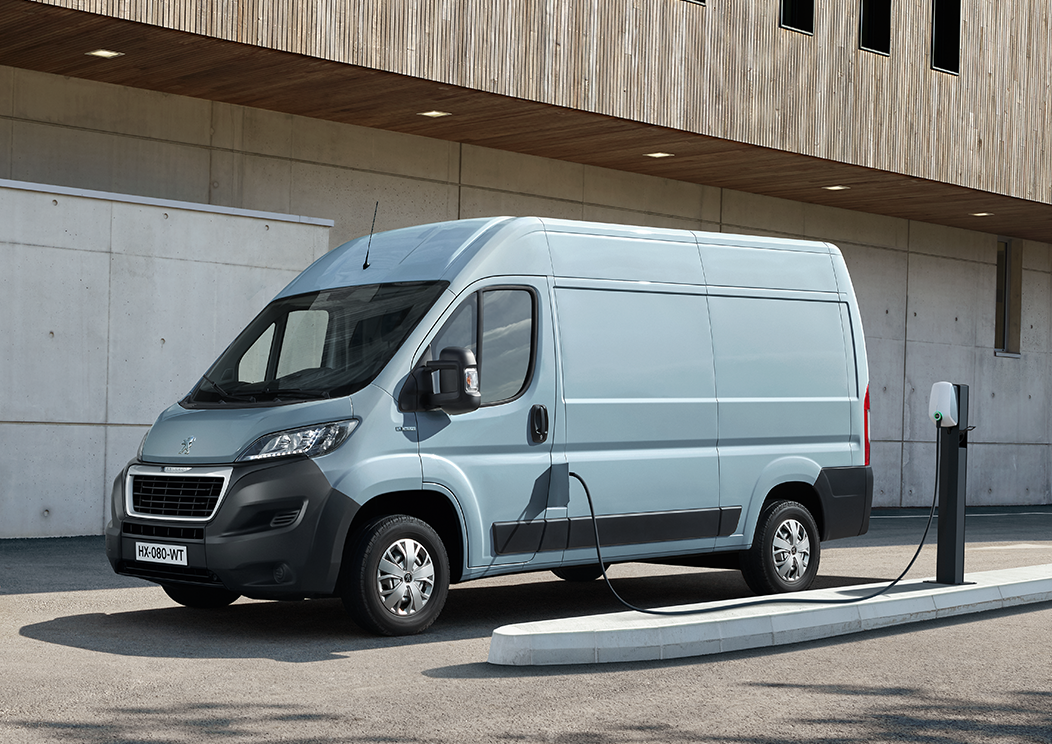 Villamosítja haszonjármű-flottáját a Peugeot