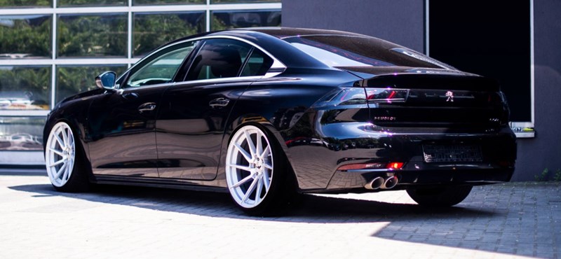 Itt ez a leültetett Peugeot 508-as, ami szépen rácáfol a német autós tunigpreferenciákra