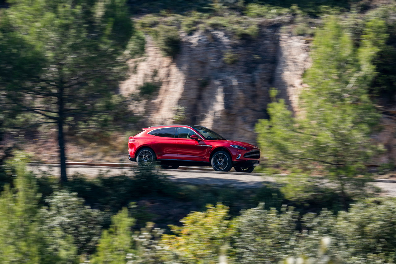 Aston Martin DBX_03.jpg