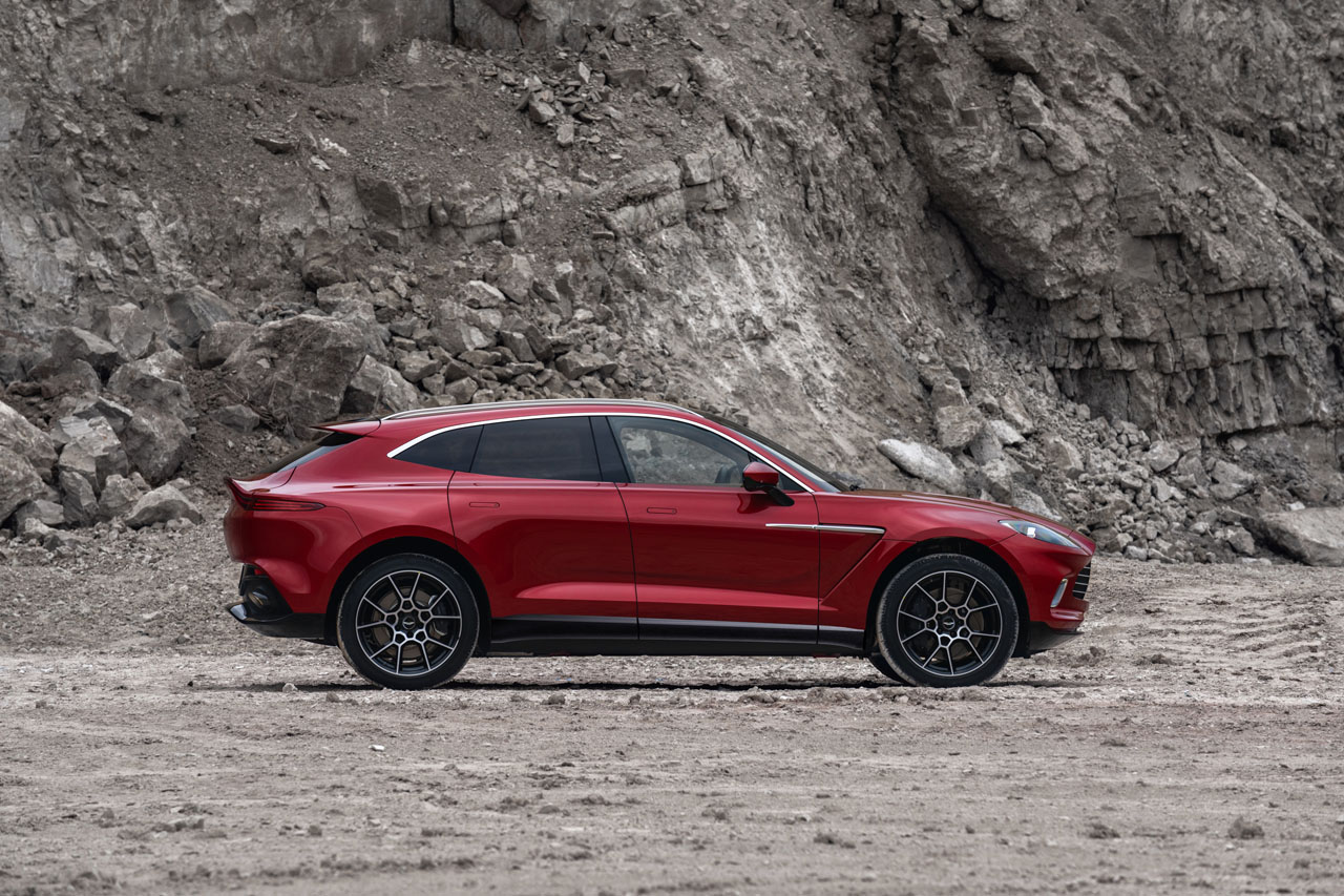 Aston Martin DBX_06.jpg