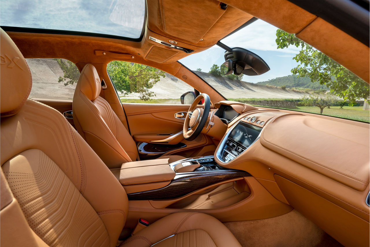 Aston Martin DBX_11.jpg