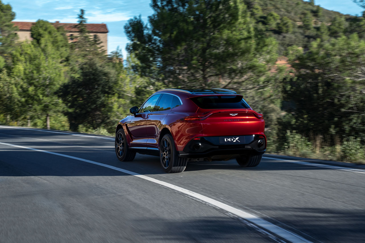 Aston Martin DBX_21.jpg